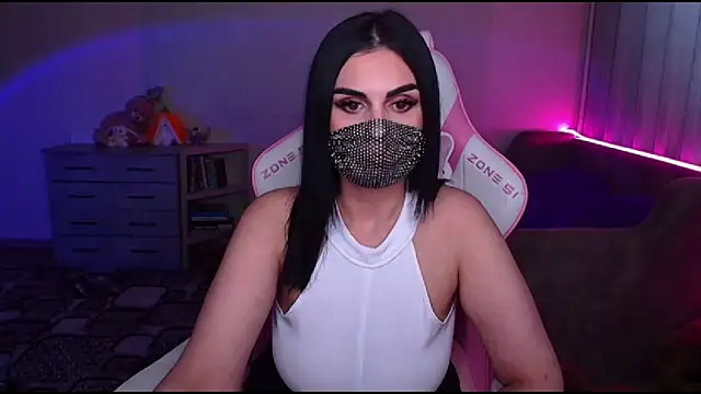 Snapshot of __Yasmina__ chatting on 03.10.25 Yasmina online show from 03.10.25