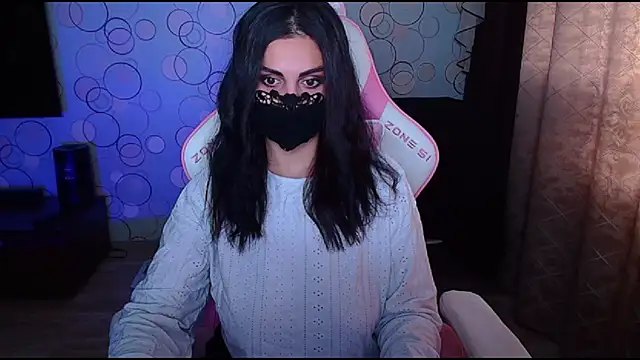Snapshot of __Yasmina__ chatting on 10.19.25 Yasmina online show from 10.19.25