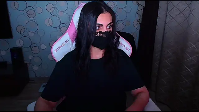 Snapshot of __Yasmina__ chatting on 10.21.25 Yasmina online show from 10.21.25