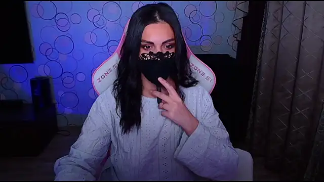 Snapshot of __Yasmina__ chatting on 10.24.25 Yasmina online show from 10.24.25