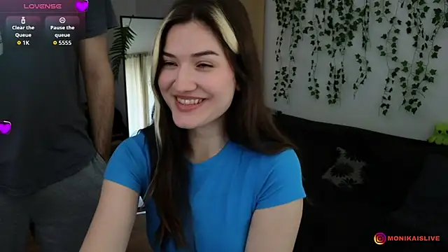 Snapshot of monikavenom chatting on 04.23.26 monikavenom online show from 04.23.26