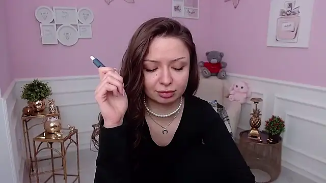 Snapshot of LucySkilar chatting on 02.15.26 LucySkilar online show from 02.15.26