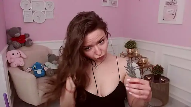 Snapshot of LucySkilar chatting on 03.27.26 LucySkilar online show from 03.27.26