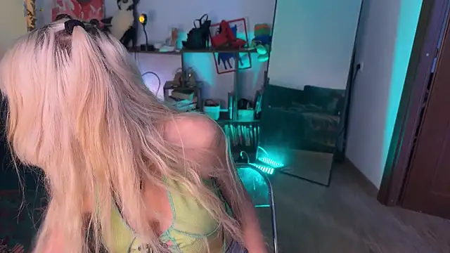 Snapshot of Eerectioneering chatting on 10.04.25 Eerectioneering online show from 10.04.25