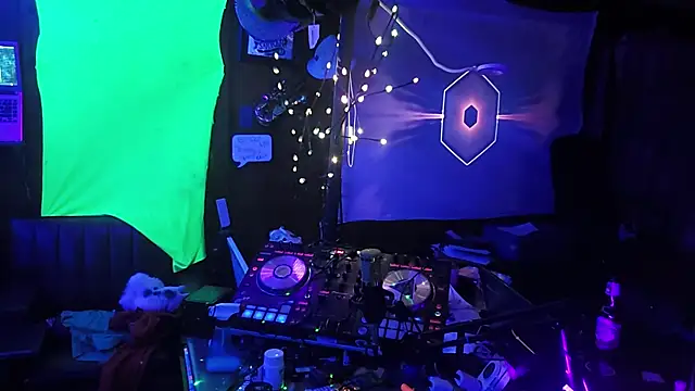 Snapshot of tayshie chatting on 02.08.25 tayshie online show from 02.08.25