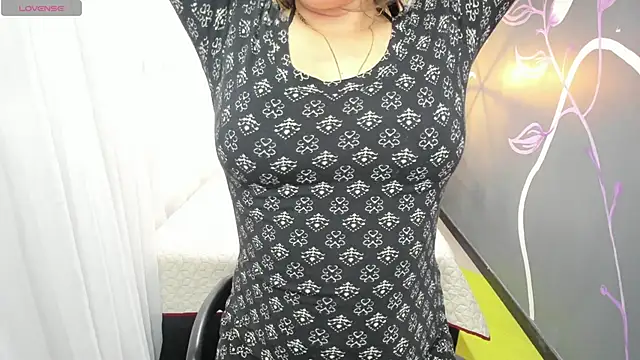 Snapshot of EmmaaEvans_ chatting on 02.14.25 EmmaaEvans online show from 02.14.25