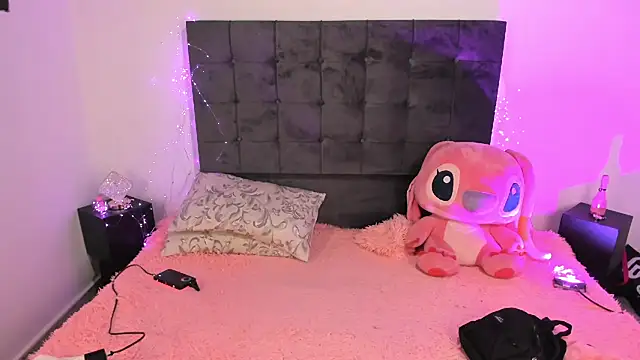 Snapshot of Kylie2211 chatting on 10.24.25 Kylie2211 online show from 10.24.25