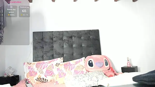 Snapshot of Kylie2211 chatting on 10.24.25 Kylie2211 online show from 10.24.25