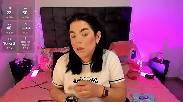 Snapshot of Kylie2211 chatting on 10.26.25 Kylie2211 online show from 10.26.25