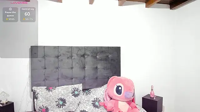 Snapshot of Kylie2211 chatting on 10.31.25 Kylie2211 online show from 10.31.25