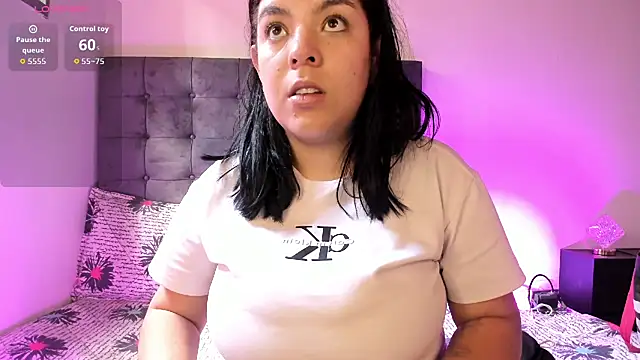 Snapshot of Kylie2211 chatting on 11.19.25 Kylie2211 online show from 11.19.25