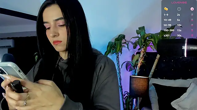 Snapshot of devlin_violett chatting on 01.04.25 devlin violett online show from 01.04.25