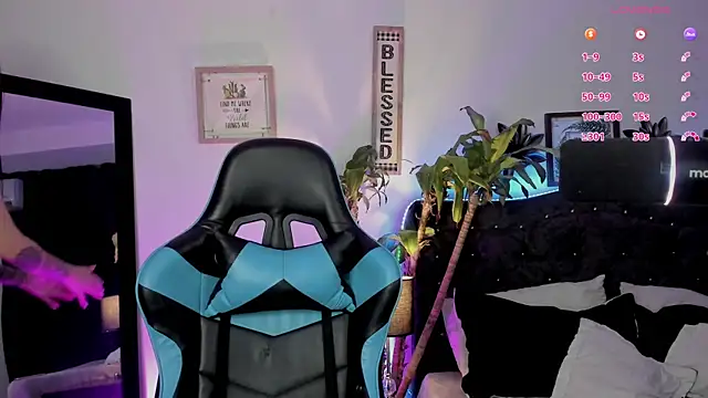 Snapshot of devlin_violett chatting on 02.19.25 devlin violett online show from 02.19.25