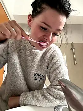 Snapshot of RoxiBlack chatting on 12.19.25 RoxiBlack online show from 12.19.25