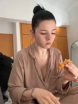 Snapshot of RoxiBlack chatting on 02.21.26 RoxiBlack online show from 02.21.26