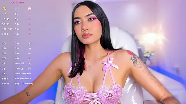 Snapshot of AzuraKindong chatting on 05.19.26 AzuraKindong online show from 05.19.26