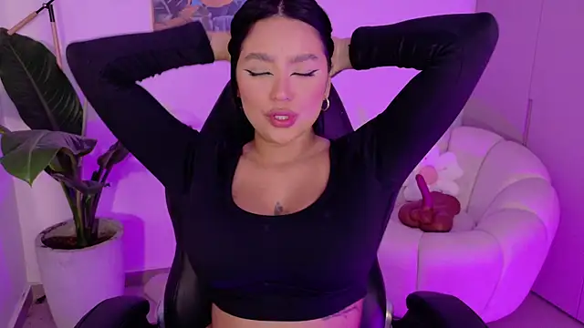 Snapshot of sarawinstone chatting on 12.21.25 sarawinstone online show from 12.21.25