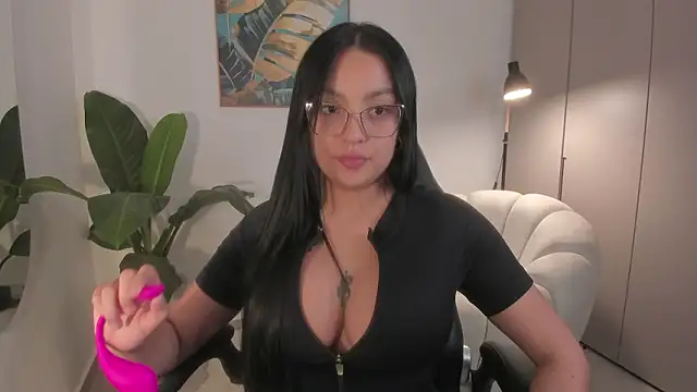 Snapshot of sarawinstone chatting on 02.04.26 sarawinstone online show from 02.04.26