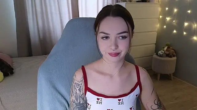 Snapshot of kate_leoo chatting on 06.28.26 kate leoo online show from 06.28.26