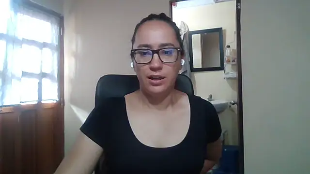 Snapshot of brittanycheeks chatting on 04.21.26 brittanycheeks online show from 04.21.26