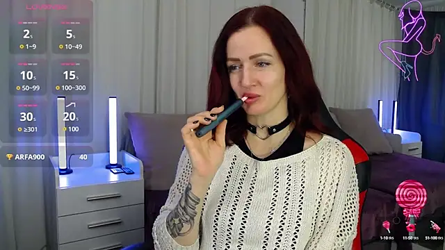 Snapshot of ElisaJane chatting on 12.23.24 ElisaJane online show from 12.23.24