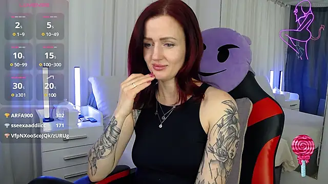 Snapshot of ElisaJane chatting on 01.10.25 ElisaJane online show from 01.10.25