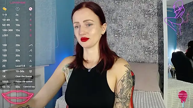 Snapshot of ElisaJane chatting on 10.21.25 ElisaJane online show from 10.21.25