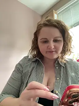 Snapshot of GingerSnap33 chatting on 06.16.26 GingerSnap33 online show from 06.16.26