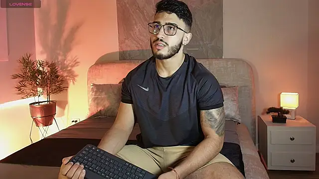 Snapshot of Liam_Kleiin chatting on 05.19.26 Liam Kleiin online show from 05.19.26