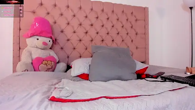 Snapshot of AinaPink chatting on 12.17.24 AinaPink online show from 12.17.24