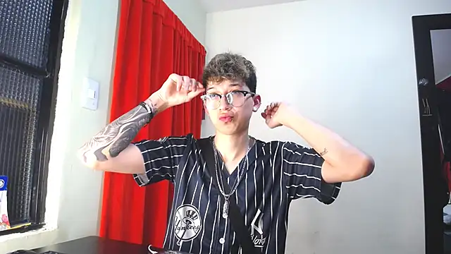 Snapshot of _Thomas_hot_ chatting on 02.04.25 Thomas hot online show from 02.04.25
