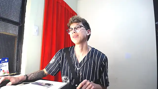 Snapshot of _Thomas_hot_ chatting on 02.04.25 Thomas hot online show from 02.04.25