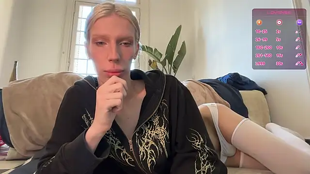 Snapshot of AliceSnowCatt chatting on 06.23.26 AliceSnowCatt online show from 06.23.26