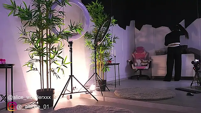 VanessaSimon online show from 02.17.25