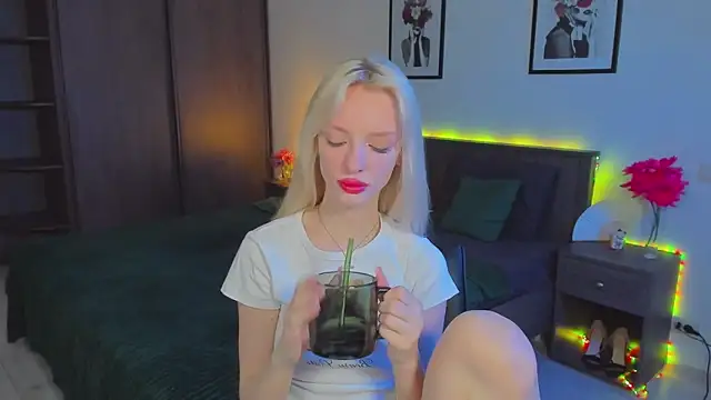 Snapshot of AleksaBlonde chatting on 01.25.25 AleksaBlonde online show from 01.25.25