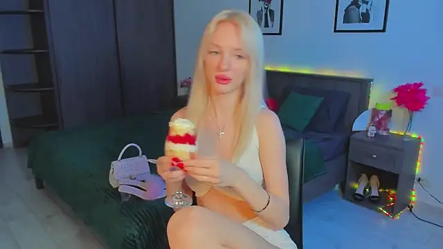 Snapshot of AleksaBlonde chatting on 03.09.25 AleksaBlonde online show from 03.09.25