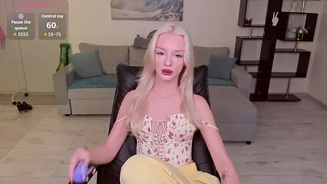 Snapshot of AleksaBlonde chatting on 09.30.25 AleksaBlonde online show from 09.30.25
