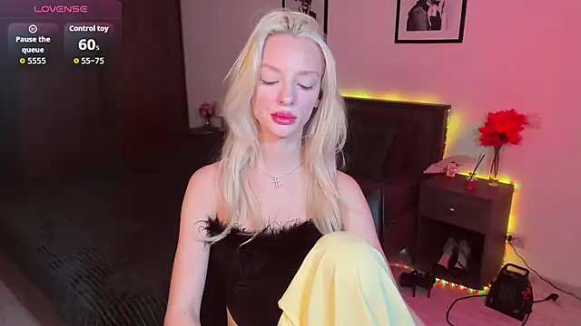 Snapshot of AleksaBlonde chatting on 10.09.25 AleksaBlonde online show from 10.09.25