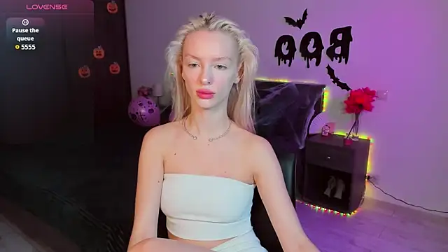 Snapshot of AleksaBlonde chatting on 10.20.25 AleksaBlonde online show from 10.20.25