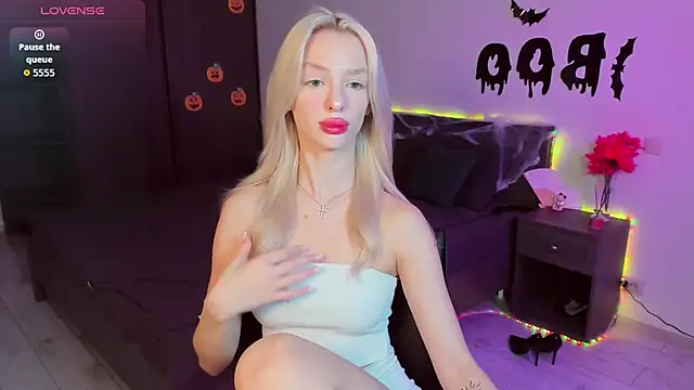 Snapshot of AleksaBlonde chatting on 10.23.25 AleksaBlonde online show from 10.23.25