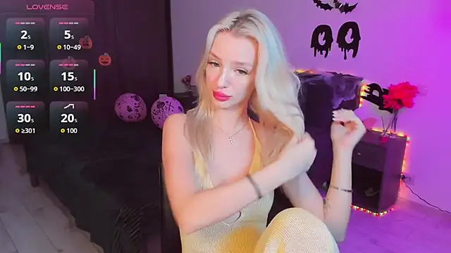 Snapshot of AleksaBlonde chatting on 10.29.25 AleksaBlonde online show from 10.29.25