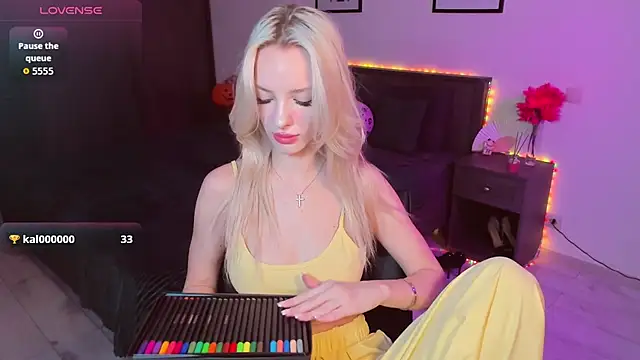 Snapshot of AleksaBlonde chatting on 11.07.25 AleksaBlonde online show from 11.07.25