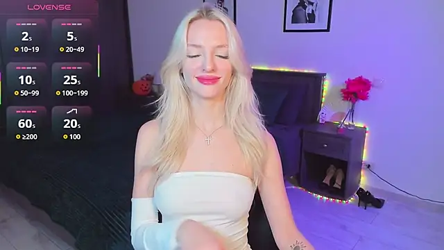 Snapshot of AleksaBlonde chatting on 11.18.25 AleksaBlonde online show from 11.18.25