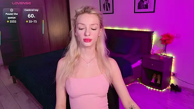 Snapshot of AleksaBlonde chatting on 11.28.25 AleksaBlonde online show from 11.28.25