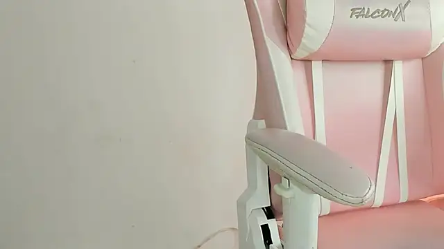 YenniferCurly online show from 01.04.25