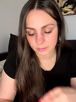 Snapshot of Loella-Rose chatting on 12.16.25 Loella-Rose online show from 12.16.25