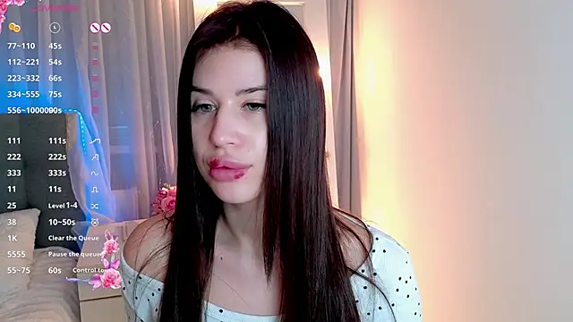 Snapshot of Milkissss chatting on 04.10.26 Milkissss online show from 04.10.26