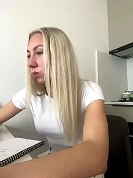 LuisaBecker online show from 12.05.24