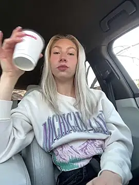 LuisaBecker online show from 02.12.25