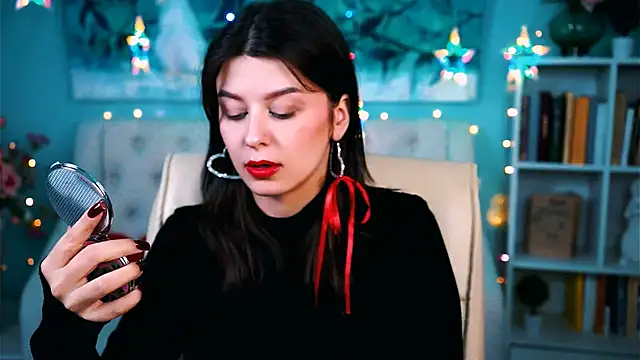 Snapshot of NicoleMun chatting on 12.29.24 NicoleMun online show from 12.29.24